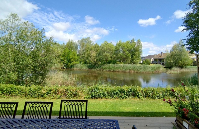 Goslings, Cotswold Water Park, sleeps 12 guests in 6 bedrooms