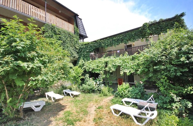 Gostievoi dvorik na Rabochey 20