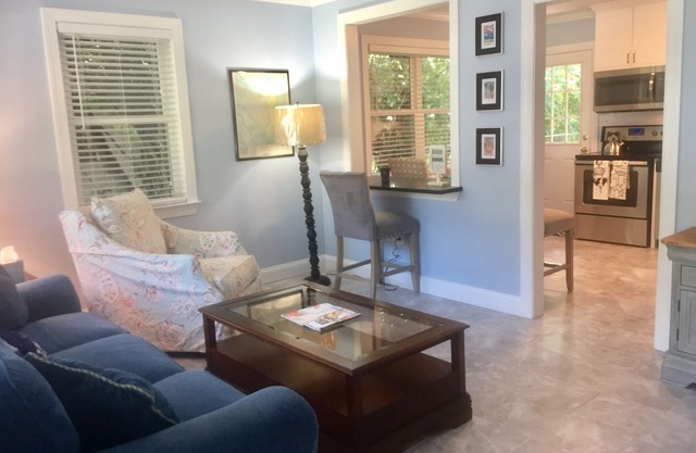 Grace's Getaway: Newly refurbished.Two blocks to the beach!