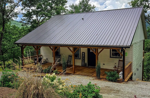 Graceland Mountain Retreat: Secluded 10-Acre Retreat w/Mountain Home + Luxury RV