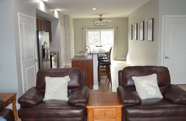 Grafton Escape #2 - River views! Pool! Walking distance to bars/restaurants