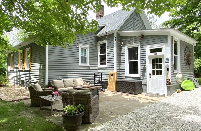 Grafton Getaway-Cabin on 2 wooded acres just 1/2 mile from Main Street