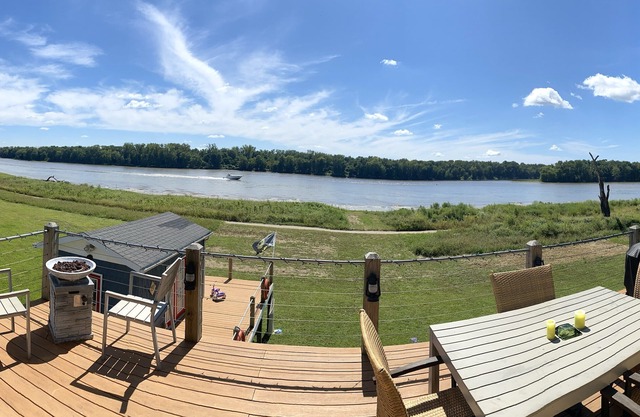 Grafton Getaway-Riverhouse.a waterfront property with bike trail in backyard