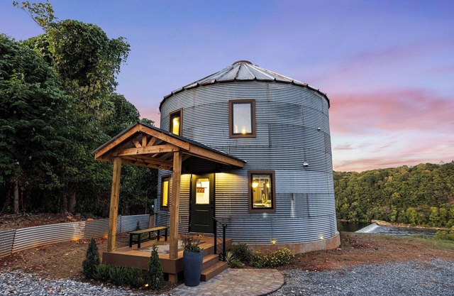 Grain Bin Silo w/Loft Fire Pit Near Downtown Lynchburg