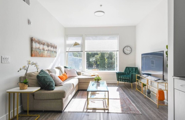 Grand | 2BR | 2 Bath | Free Parking | 30 min NYC!