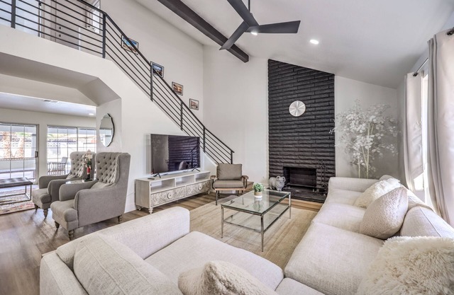 Grand 5BR/4BA Pool Home: Sleeps 14 & Perfect for Families near Strip!