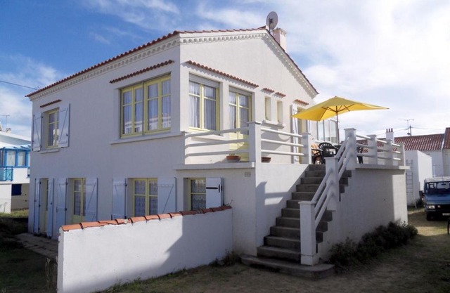 Grand appartement à l'étage d'une villa petite vue mer