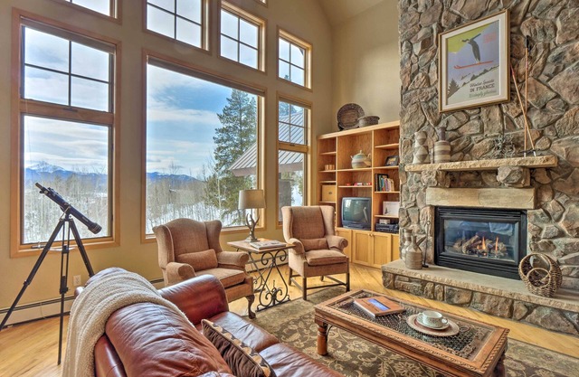 Grand Fraser Escape w/Private Deck & Hot Tub