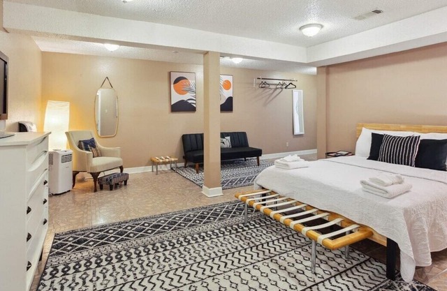 Grand Group Retreat w/ Parking, 5 Baths & 6 TVs