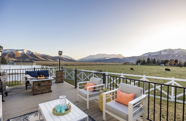 Grand Mountain Retreat- 25 min to Ski Slopes- Sleeps 28- Views, Pickleball court