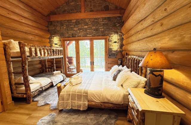 Grand opening Lakefront Log Cabin, steam room, sauna, professional karaoke.