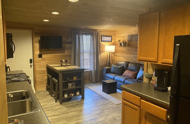 Grand Rivers, KY -Cozy getaway with Cabin Charm- Near Green Turtle Bay & Patti's