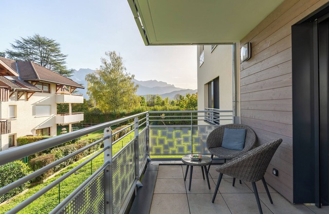 'Grand Studio Bord du Lac' with Mountain View, Terrace & Wi-Fi