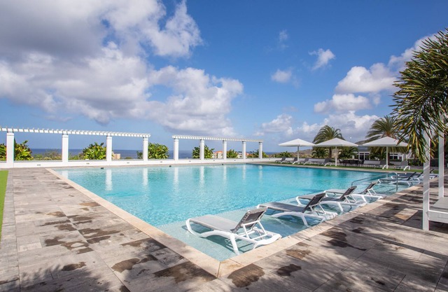 Grand View apartment with stunning ocean view, pool and gym