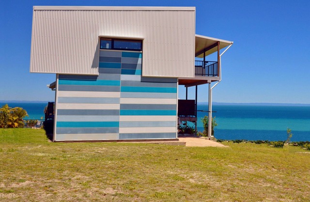 GRAND VIEW Stunning hilltop views. Plunge POOL. 4 bedrooms 6 adults/8 guests max
