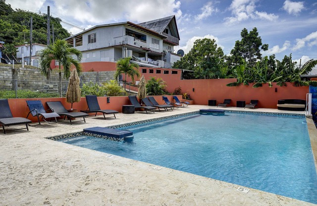 Grand villa, Amazing location! POOL, A/C! Walk to Beach and Kioskos.