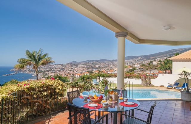 Grand villa, view to Funchal and sea | Vista Sol