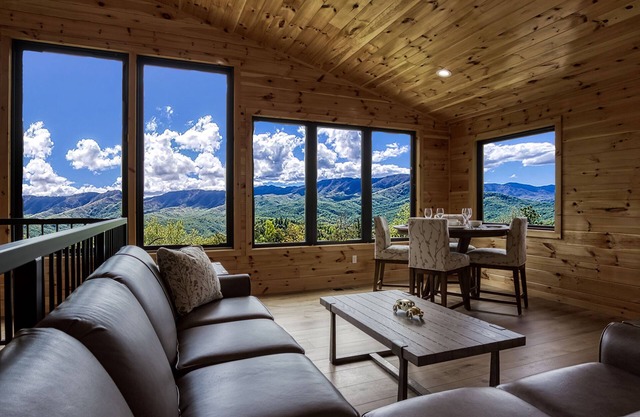 Grand Vista View- Breathtaking Views, FREE tickets each paid day, Hot Tub, WIFI!