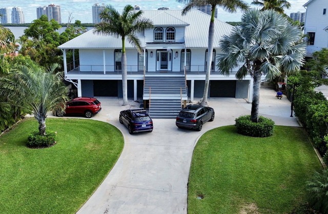 Grand Waterfront House, Breathtaking Views, private backyard with pool/hot tub