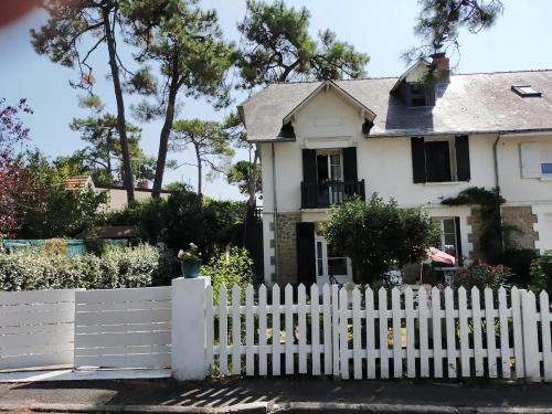 Grande Chambre équipée dans maison Bauloise proche mer kitch sde wc lit 160