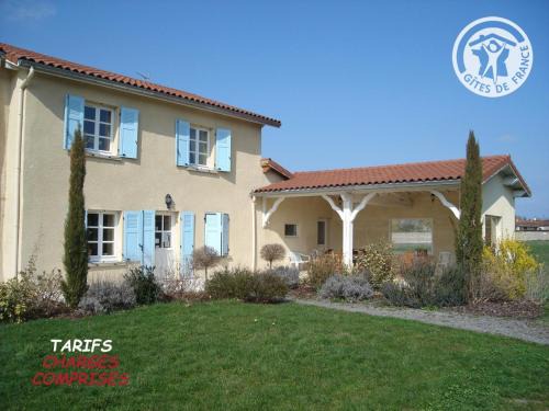 Grande maison avec piscine et jardin à Chalain-le-Comtal - FR-1-496-48