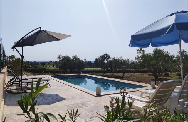 Grande Maison Avec Magnifique Piscine au Milieu D'un Jardin de 3000 m