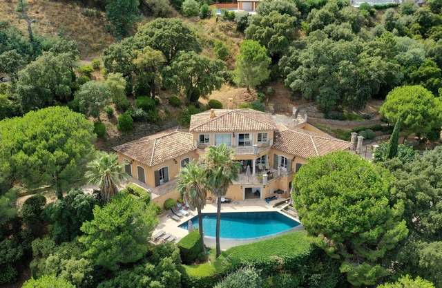 Grande Villa,piscine,clim, vue mer Dans les Hauteurs de Cavalaire
