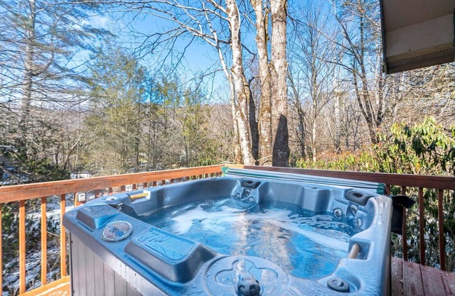 Grandfathers Gem Getaway: Affordable CUTE Mountain House, Hot Tub, Porch Fire-Pit, Propane Grill,.