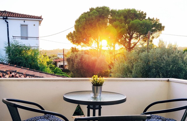 Grandma’s Pine Apartments – Twin-Bed Studio