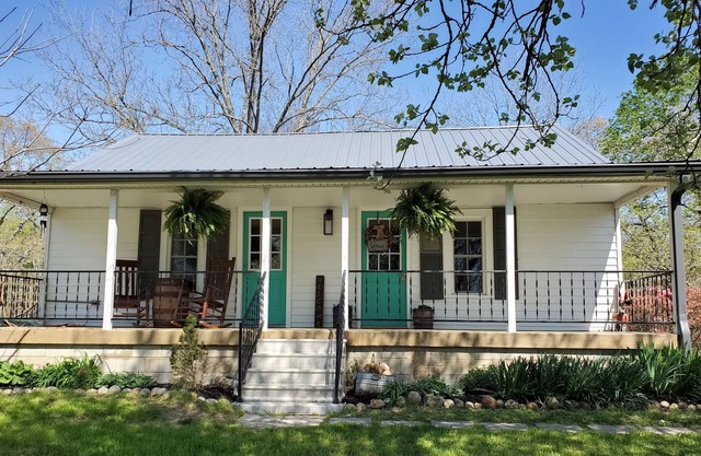 Grandmomma's Farmhouse (LBL) Kentucky Lake Area with Pool!