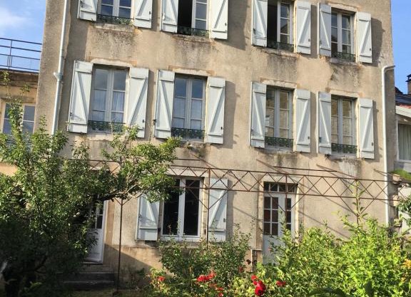 Grands Gîtes de charme avec jardin, lieu calme et paisible en plein coeur d'Arbois, linge inclu, lits faits à l'arrivée et ménage en fin de séjour