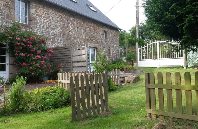 Granite farmhouse between sea and bocage