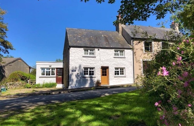 GRANSTON COTTAGE, pet friendly, with open fire in Castle Morris