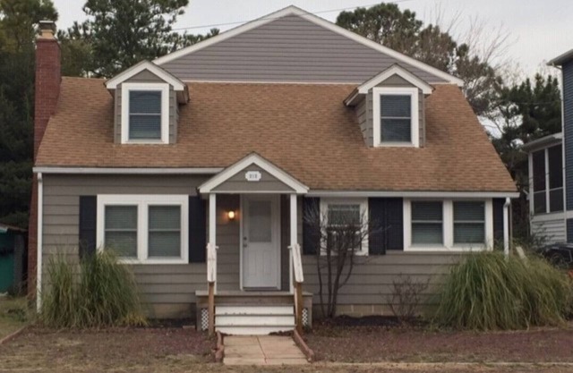Gray Cottage - roomy and one block from Lewes Bay