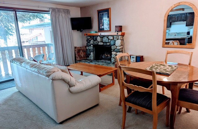 Great 1 (plus) bedroom condo. This is the best location in Ketchum!