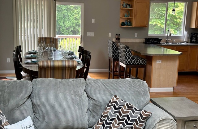 Great 5 bedroom 3 bath home next to URI, Narragansett and Newport, sleeps 1-10