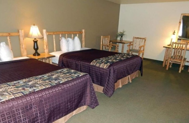 Great Amenities! 2 Spacious Units, Shuttle, Laundry, Breakfast, Spa Tub!