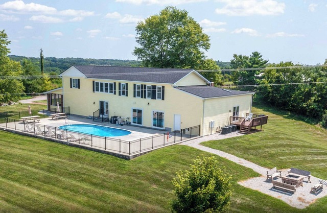 Great Big Lodge - for 18 - Near Ark!