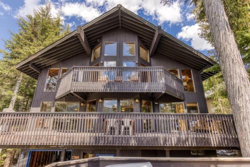 Great Blue Lodge - Spacious Ski Lodge, Hot Tub, Sauna, Game Room & More