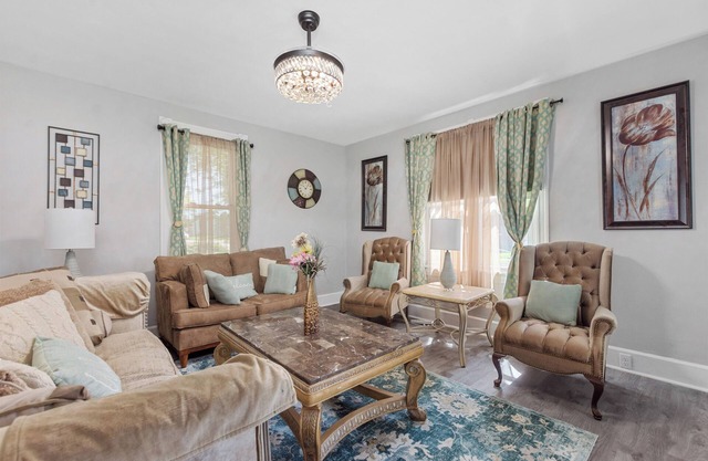 Great Escape 4 bedroom house 2 King Bed in Belleville with WiFi fitness room