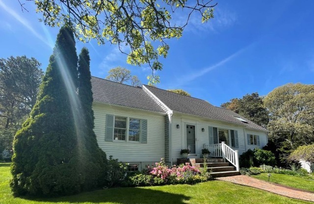 Great family space for everyone to enjoy! Nice large yard with outdoor shower.