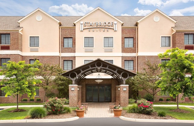 Great for Business Travelers! Relaxing Suite Near Cleveland | Shared Indoor Pool + FREE Breakfast