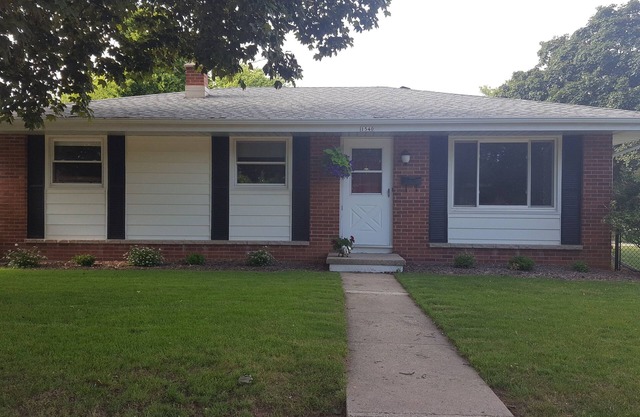 Great for EAA rental!nLess than 2.5 miles from EAA grounds!