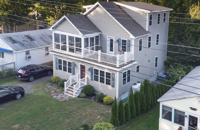 GREAT FOR FAMILY REUNIONS! SECOND FLOOR SCREEN PORCH nGREAT FOR WEDDING WEEKENDS