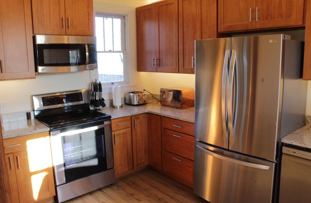 Great Harbor Views, Walk to Victoria Ferry and downtown, Two Bedroom Apartment!