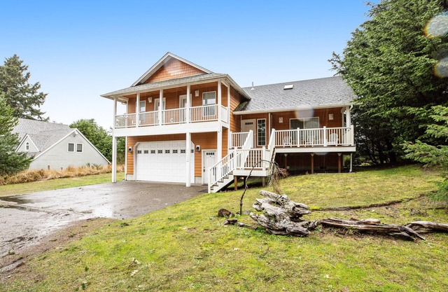 Great home with Ping-Pong table - walk to the beach & Sunset Lake