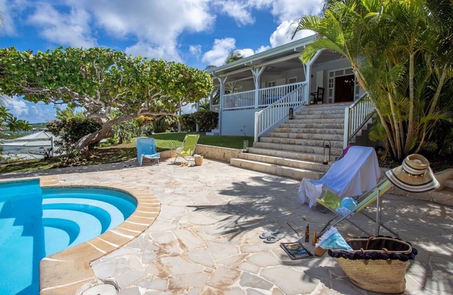 GREAT HOUSE WITH LARGE SWIMMING POOL AND GARDEN