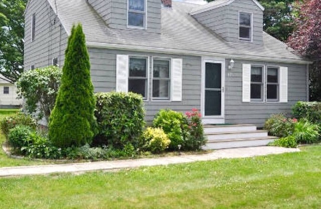 Great Island! 4 BR/2BA, central air, walk to BI ferry/beach