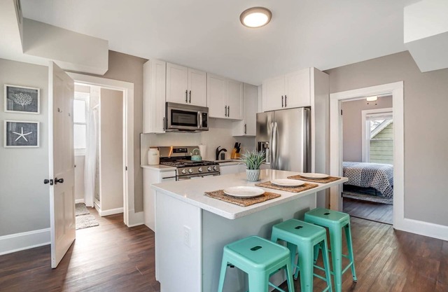 Great Lakes Getaway-Upper Unit, Near Outlet Mall