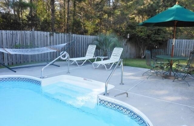 Great Location, 3 miles to Beach, Private Heated Pool. 10 min. to Downtown Chas